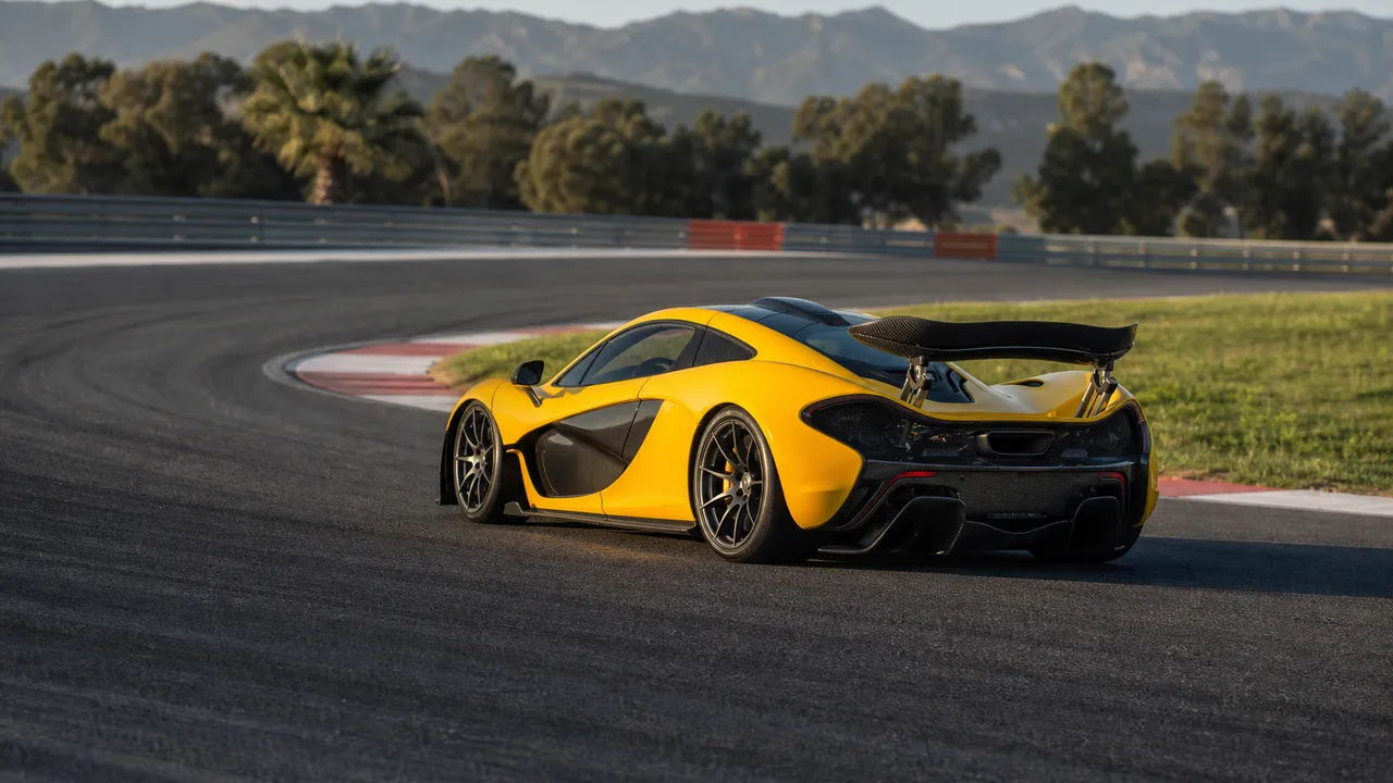 McLaren P1 : hypercar hybride sur circuit
