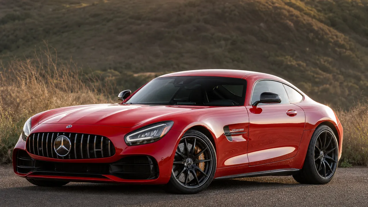 Mercedes-AMG GT coupé rouge, modèle phare de la gamme